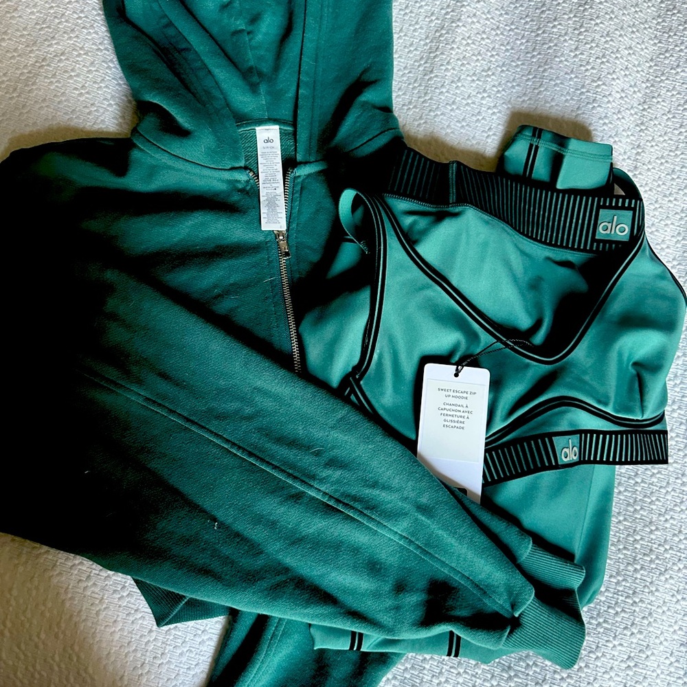 Alo Yoga Airlift Line Up Set in Winter Ivy 
NWT Slight run inside jacket